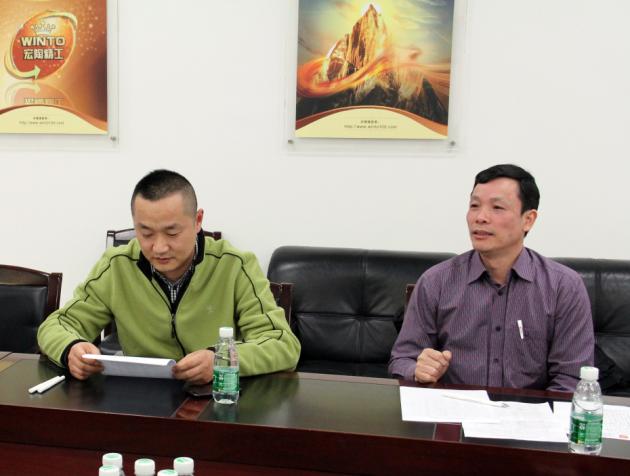 图7、腾博会官网市场总监霍达炎（右一）先容五届活动评选的概况及本届的亮点