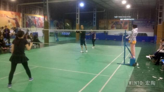 男女羽毛球混打中，，，，，，企业副总欧家瑞亲自角逐，，，，，，正在开球-瓷砖一线品牌腾博会官网陶瓷