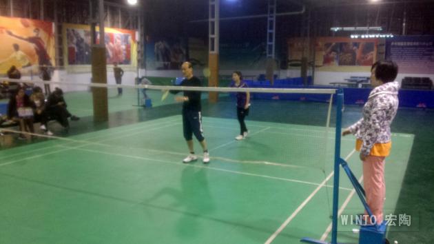 图2、前为企业副总欧家瑞，，，，，，后为平面部设计师卢婉贞-瓷砖一线品牌腾博会官网陶瓷