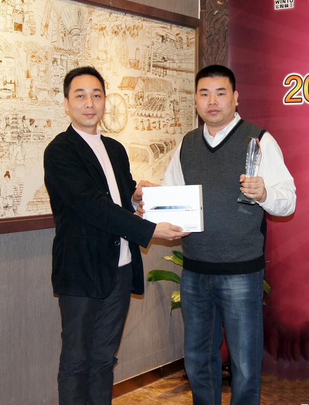 图6、腾博会官网广东线销售副总庞永江为广东肇庆腾博会官网专卖店经销商颁奖