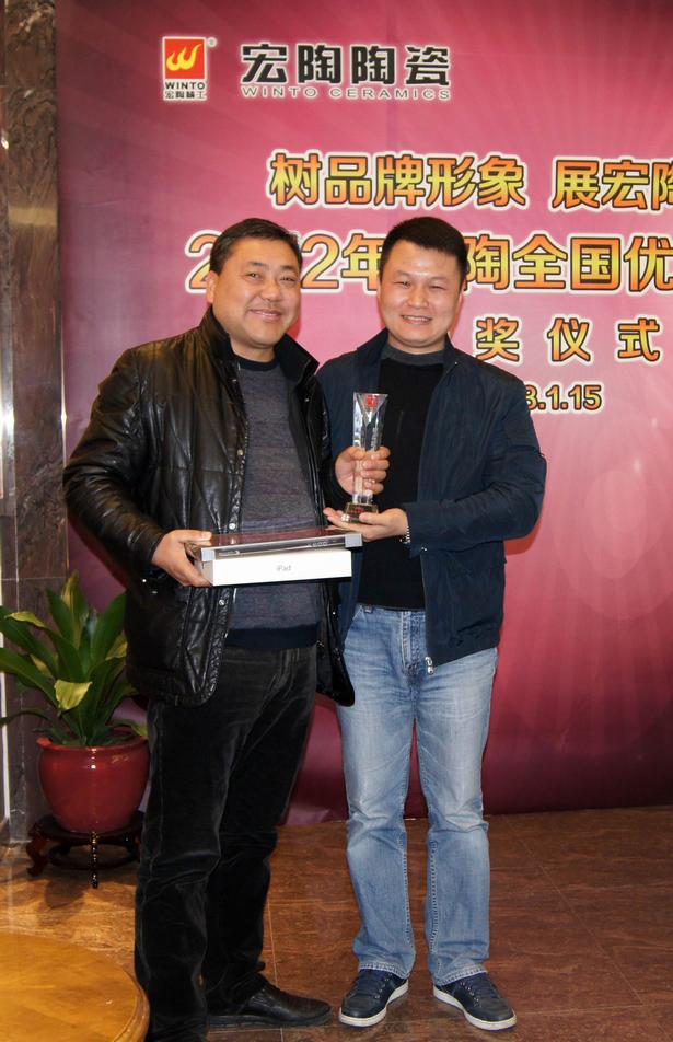 图9、腾博会官网仿古砖销售副总为江苏常熟腾博会官网仿古砖专卖店经销商颁奖