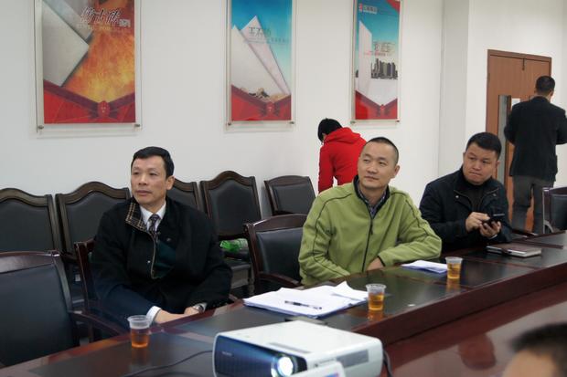 图6、寓目幻灯片的同时，，，，，腾博会官网仿古砖副总曹坚贞（右一）特殊用手机记下专卖店装修效果的差别亮点