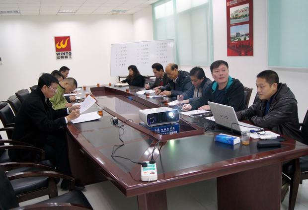 图9、评选现场，，，，，图为评委在认真审评情景