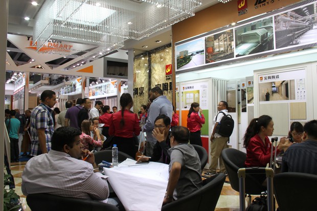 图4、出口部精英为外洋客商先容腾博会官网产品优势