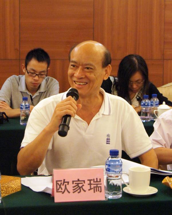 图3、企业副总欧家瑞脸露微笑，，，，，衷心谢谢专家组及向导媒体对腾博会官网薄砖手艺的高度评价