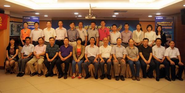 图8、与会专家、媒体记者及腾博会官网公司向导合影