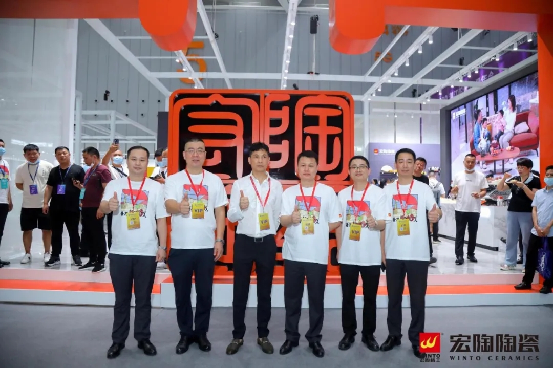 集团董事长梁桐灿亲临腾博会官网展位