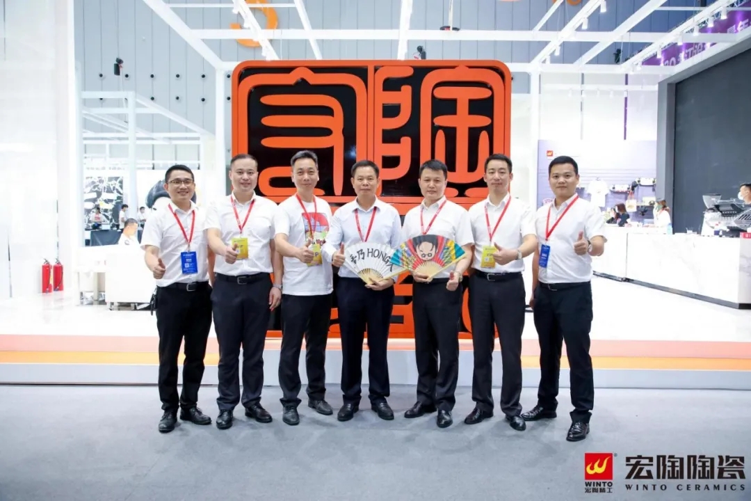 集团副总司理谭铝光旅行腾博会官网展位