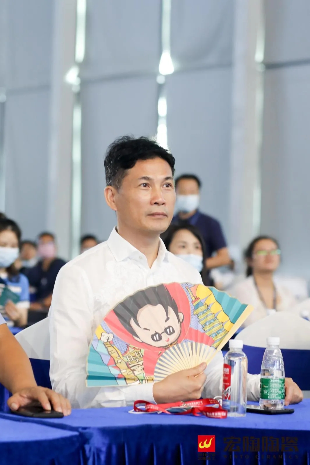 集团董事长梁桐灿手持腾博会官网文创礼物