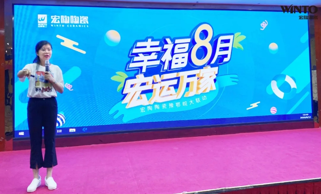 腾博会官网市场培训讲师李瑛现场授课