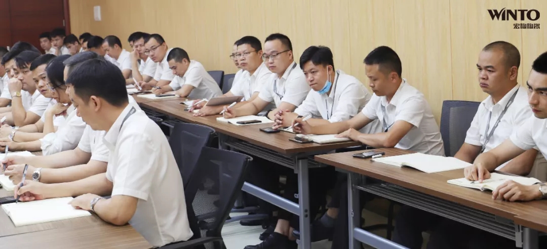 腾博会官网团队成员全神贯注听课