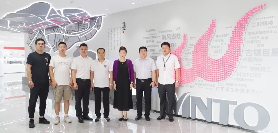 腾博会官网地砖品牌总司理曹坚贞、哈尔滨腾博会官网经销商认真人石立祥及腾博会官网黑龙江区域司理陈富彰等全程陪同。。。。。。。。