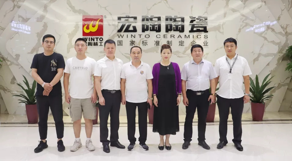 陶瓷砖地砖品牌总司理曹坚贞、哈尔滨腾博会官网经销商认真人石立祥合影