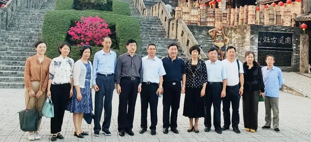 腾博会官网陶瓷南风古灶迎来中国前外交官等多批向导旅行视察