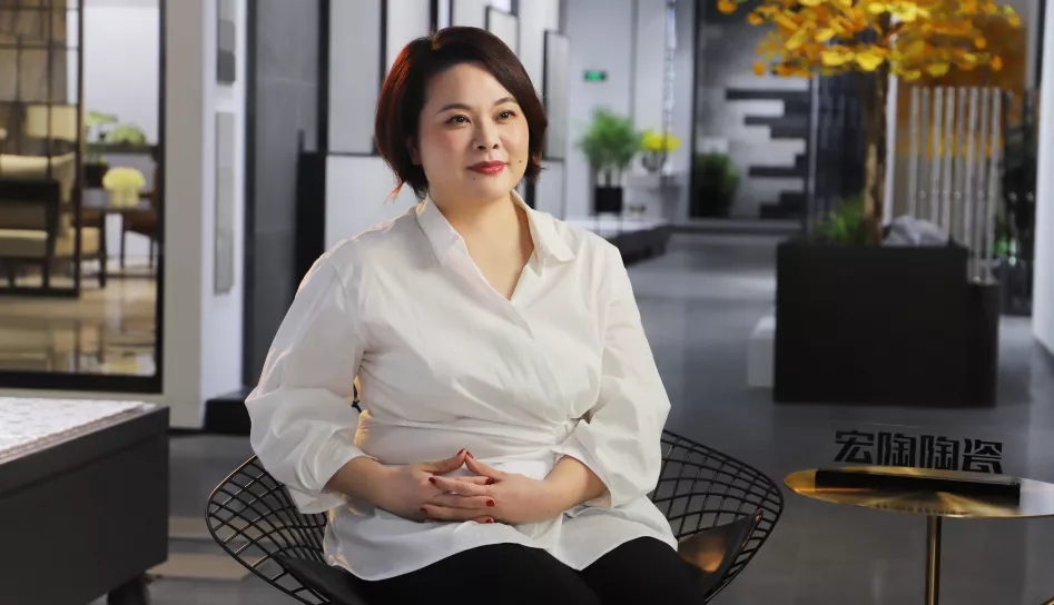 腾博会官网陶瓷总部展厅周静接受采访花絮图片