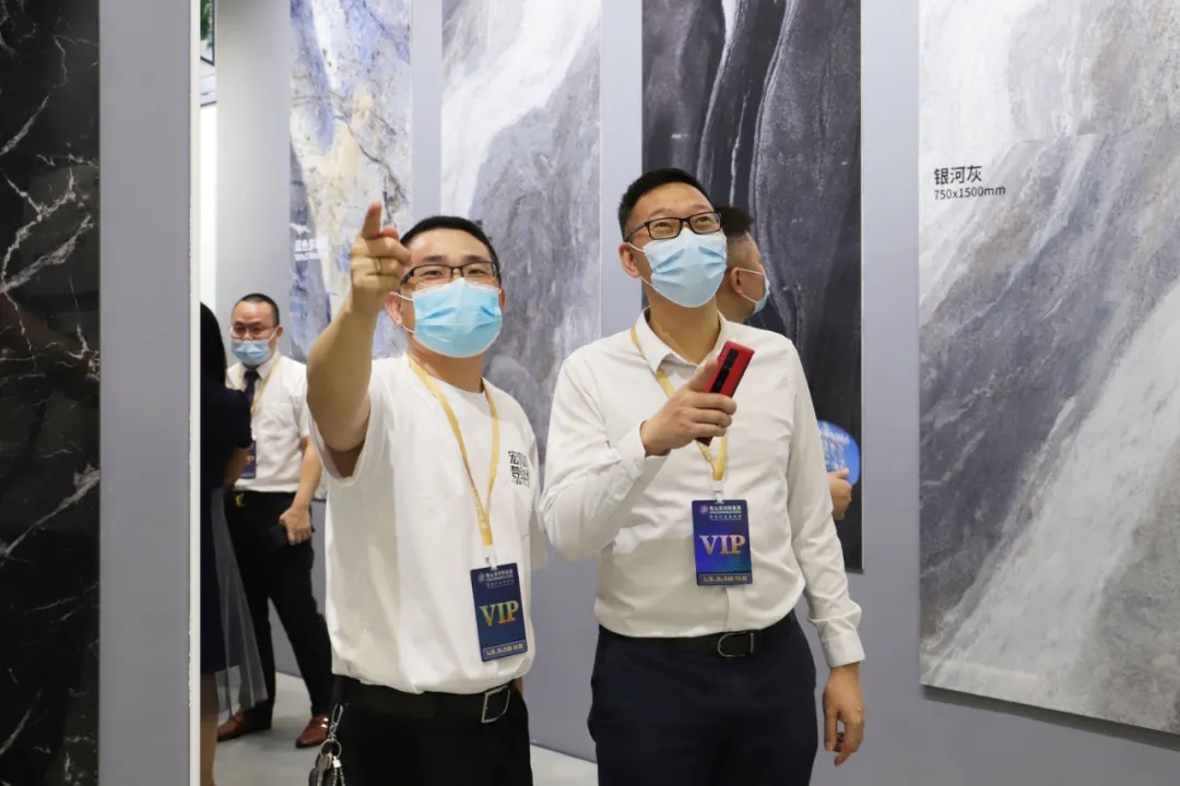 集团董事长梁桐灿、集团向导及腾博会官网陶瓷高层等打卡“腾博会官网梦工厂”图