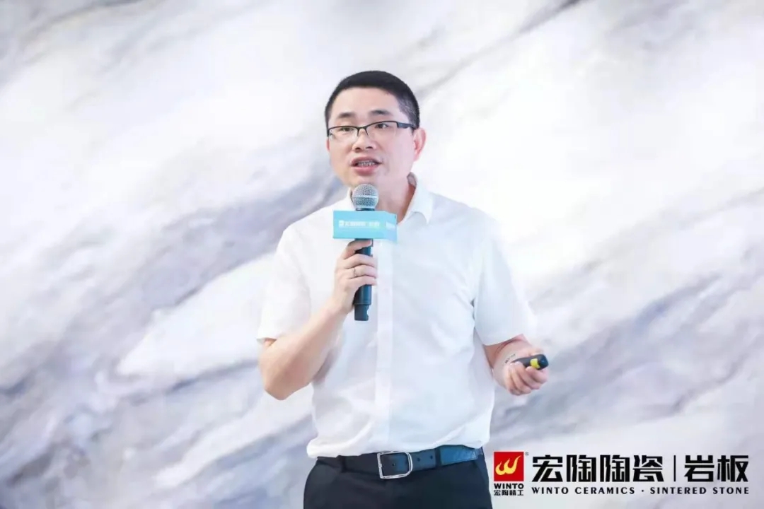 腾博会官网陶瓷销售副总司理曹俊作《科技赋能·净在呼吸》主题分享图