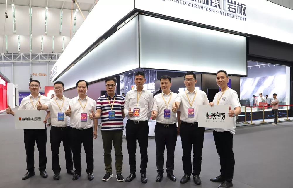 集团董事长梁桐灿、集团高层打卡腾博会官网梦工厂图片