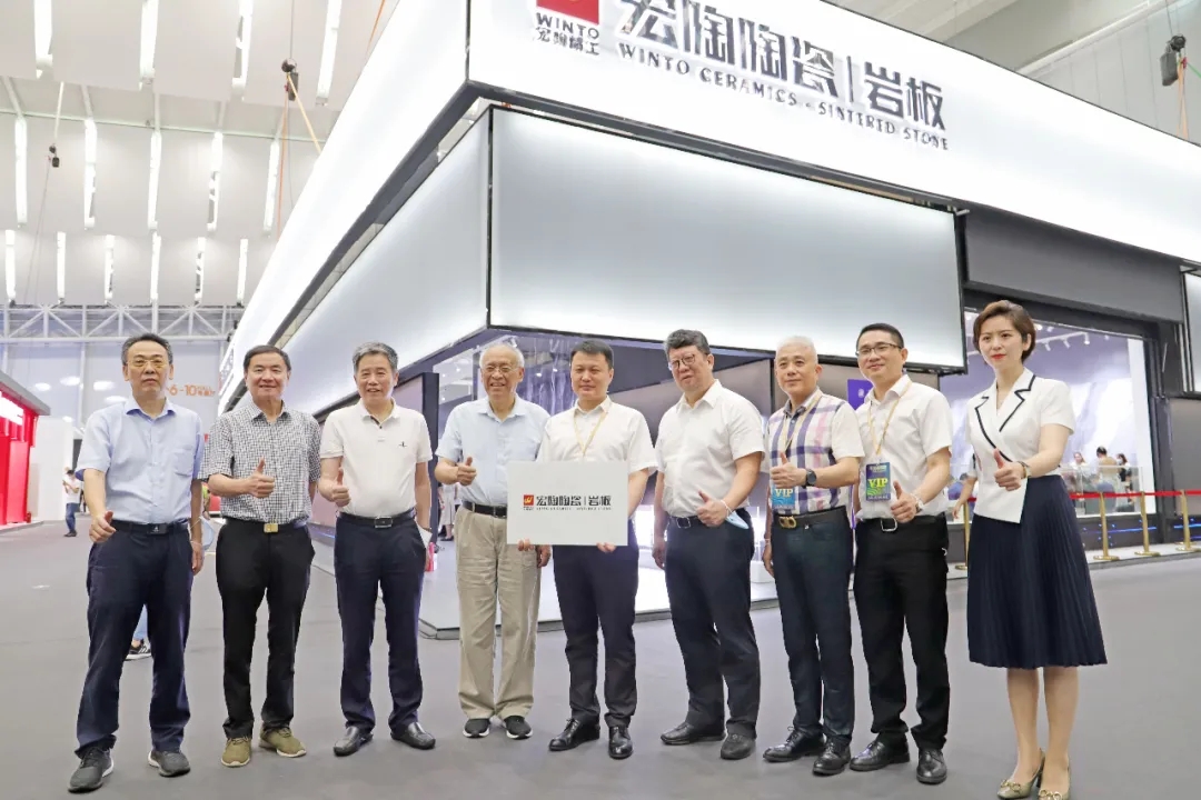 腾博会官网品牌总司理曹坚贞携一众大咖为康健家居发声图