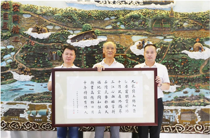 诗人悟变恒为即将展现的拼画开幕赋诗《七律·贺腾博会官网陶瓷拼画揭幕》