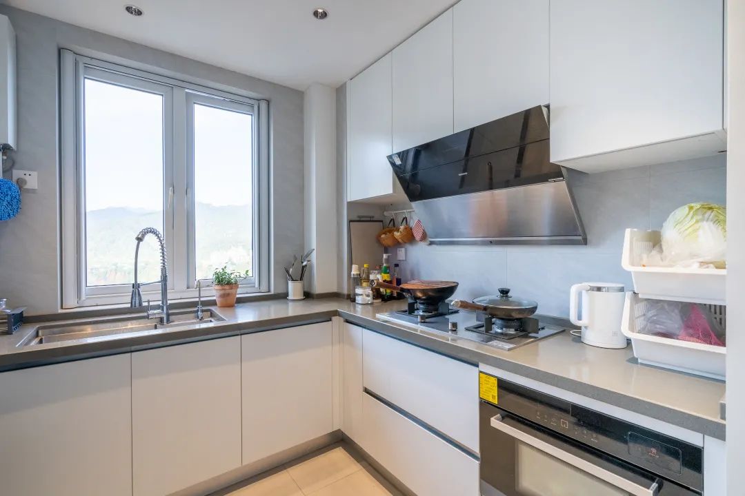 腾博会官网地砖打造素色水泥厨房效果图