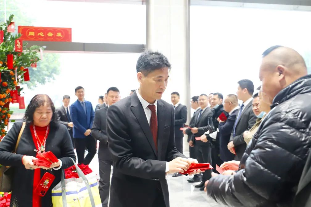 腾博会官网地砖品牌销售总司理曹坚贞等给员工发送红包