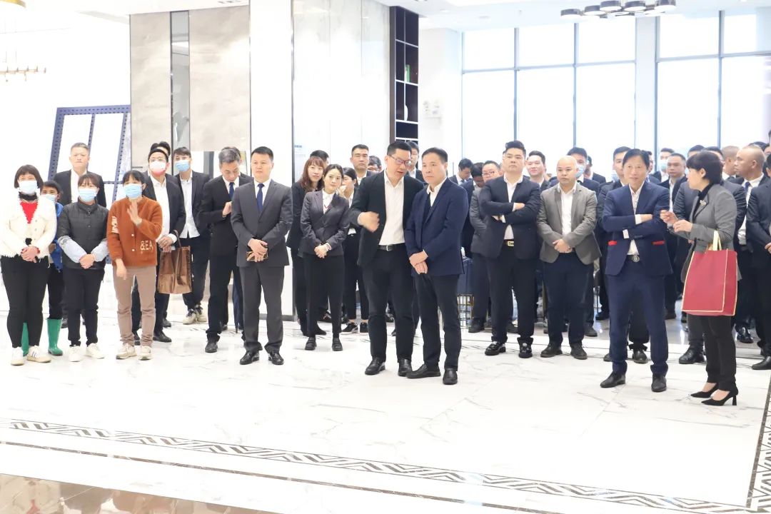 腾博会官网地砖公司高层及部分代表前往南海、清远生产基地，，，，配合庆祝瓷砖地砖生产基地开工
