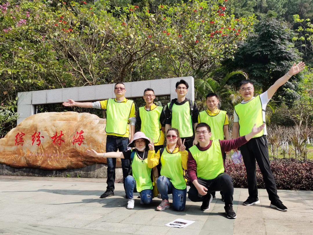 腾博会官网.地砖绿色团队合影